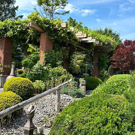 The Wind In The Willows - Luxury Lakefront Oasis Bed and Breakfast Cobourg Buitenkant foto