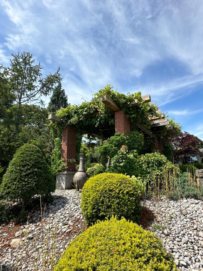 The Wind In The Willows - Luxury Lakefront Oasis Bed and Breakfast Cobourg Buitenkant foto